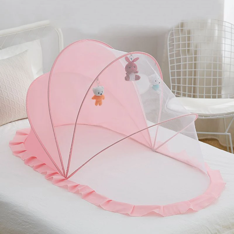 lit bébé avec canopy rose