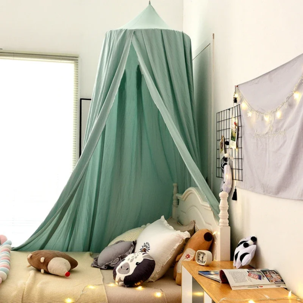 Ciel de lit bébé - rêve douillet, canopée verte, tendresse peluche